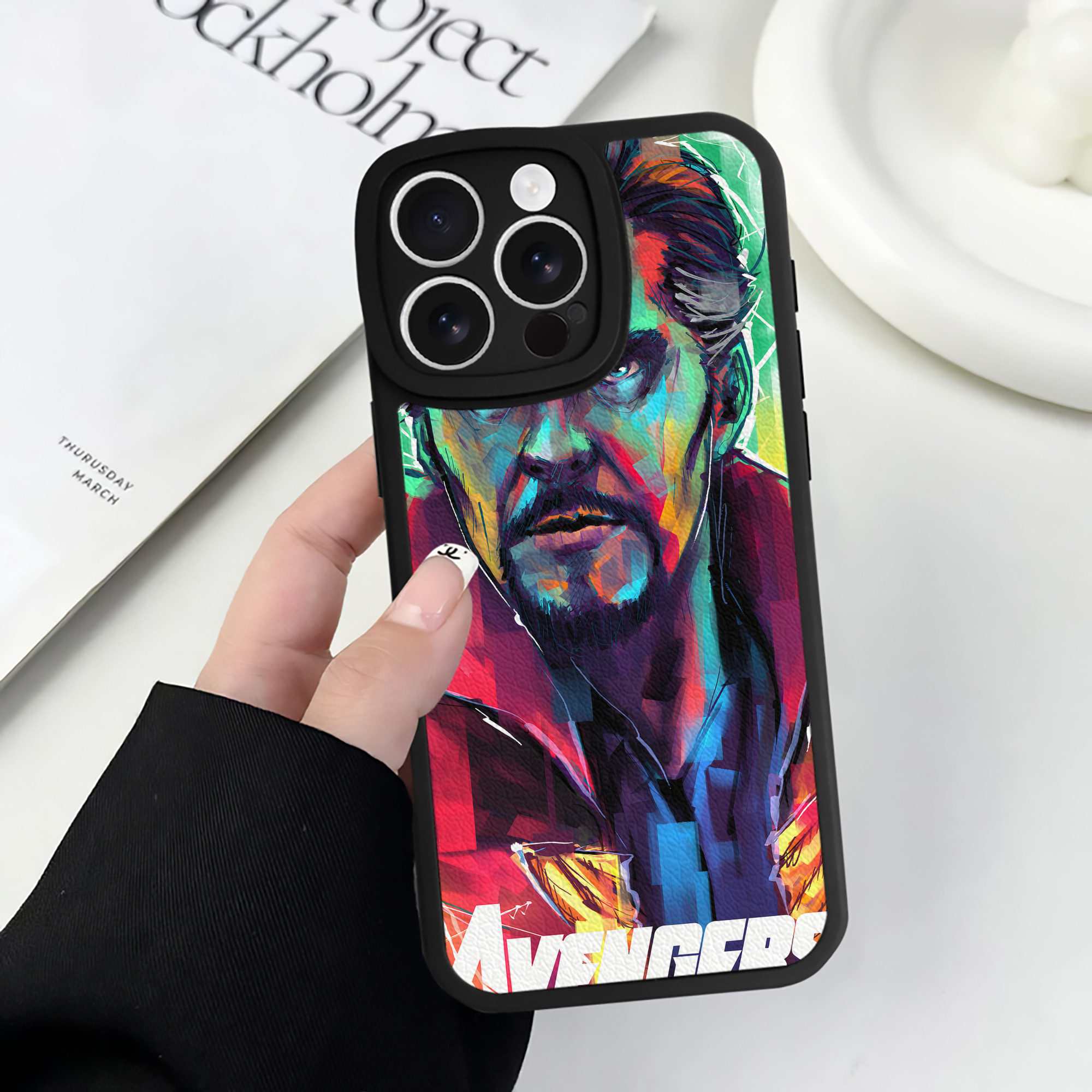 （画像用） アベンジャーズ The Avengers 【iPhone 16シリーズ対応】シリコンスマホケース（レザー調） 材質：シリコン